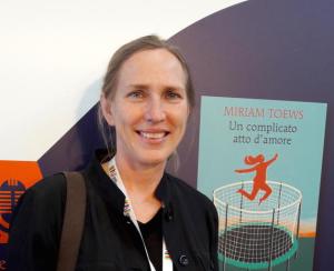 Toews Miriam con libro