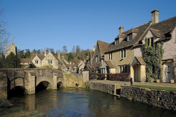 villaggio inglese sul fiume