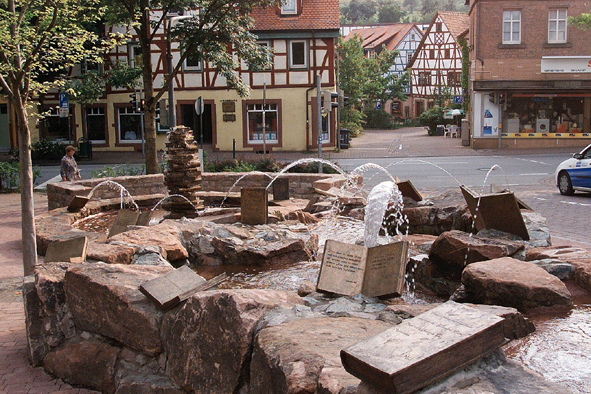 Fontana Bucher-und-Zitate-Brunnen-_Wald-Michelbach@Wamiba